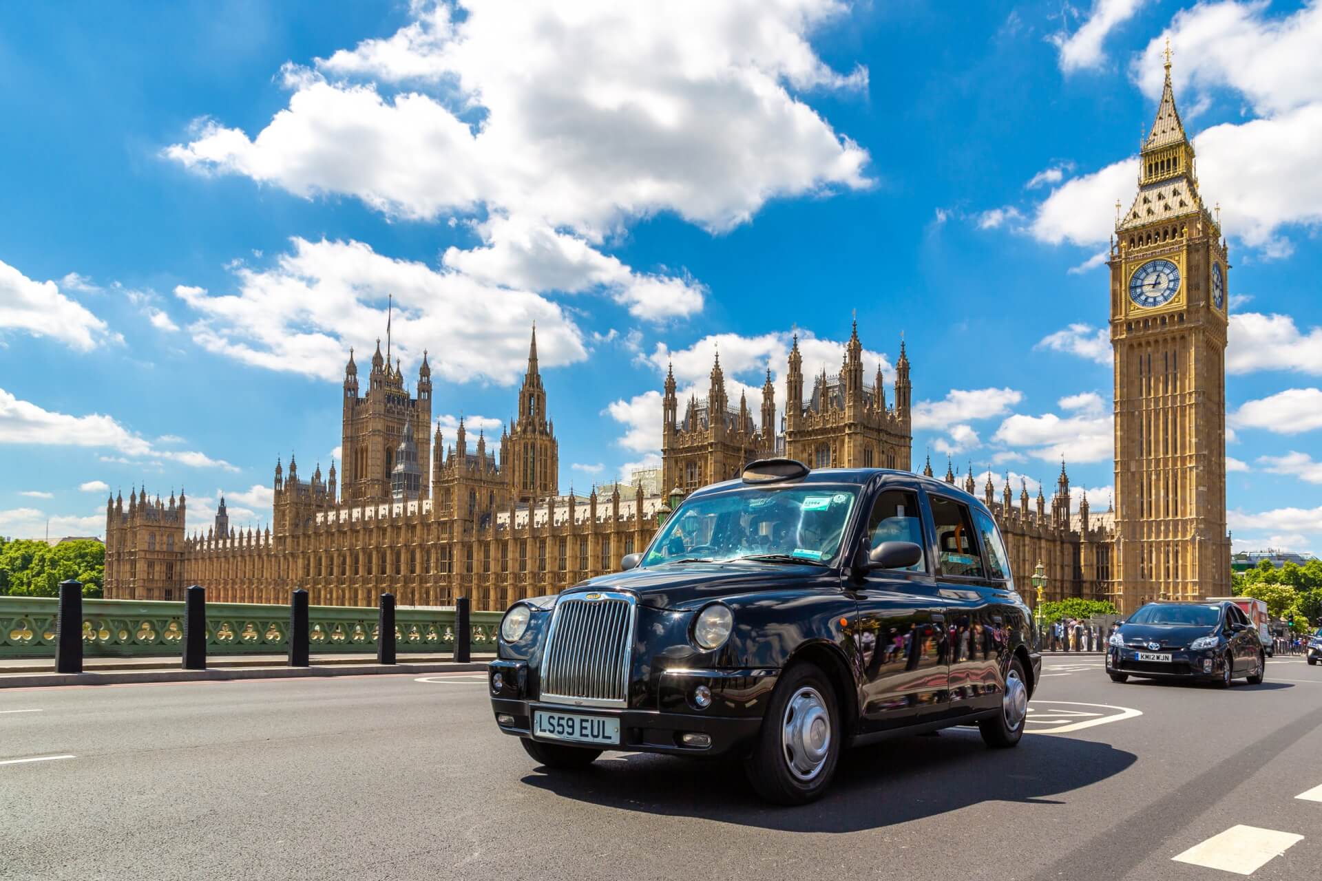 Southend Airport to London taxi Southend to London airport transfer Southend Airport London cab Southend Airport to London shuttle Southend Airport private hire to London